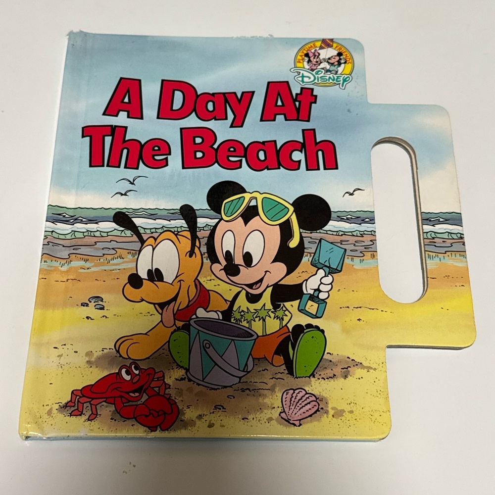 A DAY AT THE BEACH / Disney Mickey Mouse book
